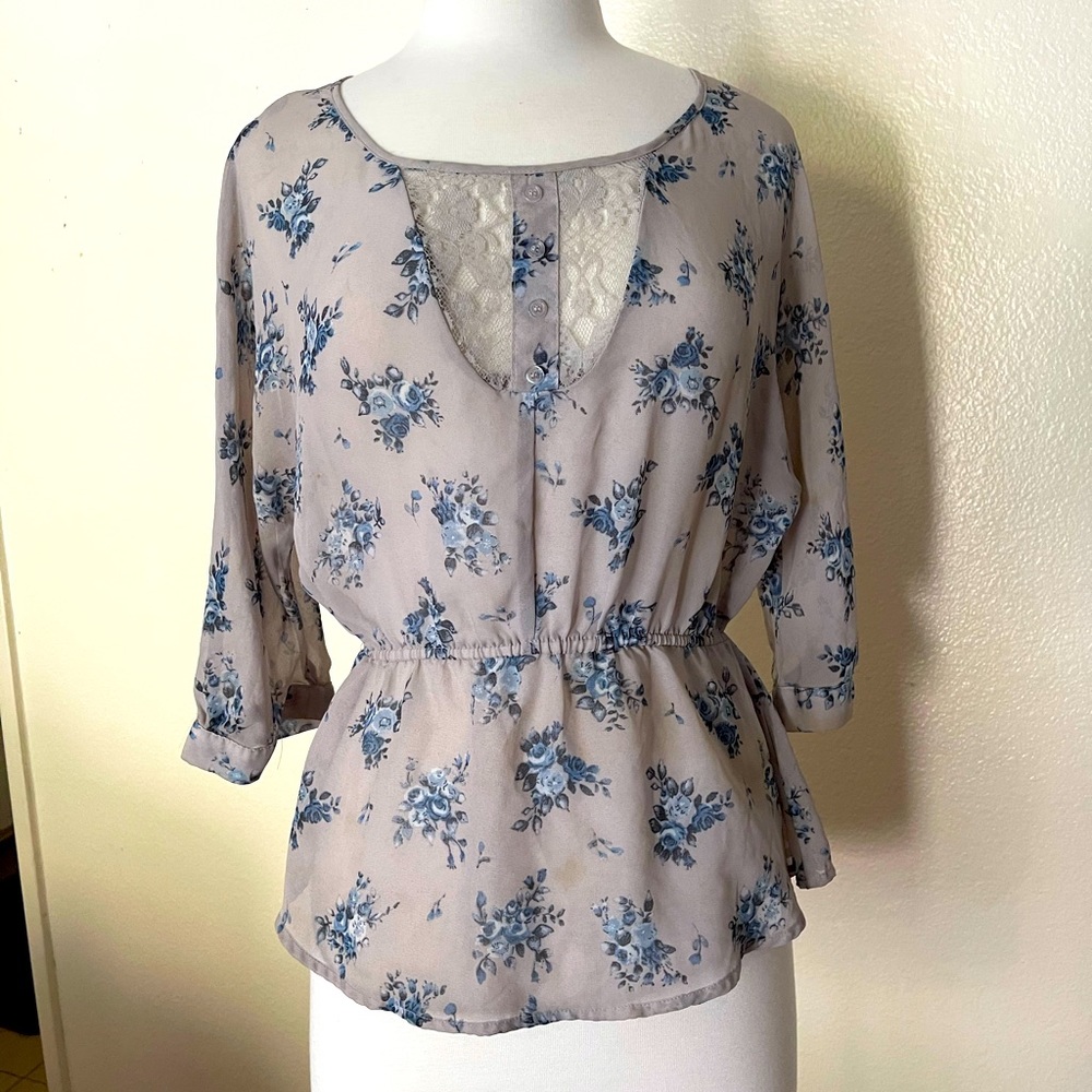 Blue boho floral print blouse 🦋